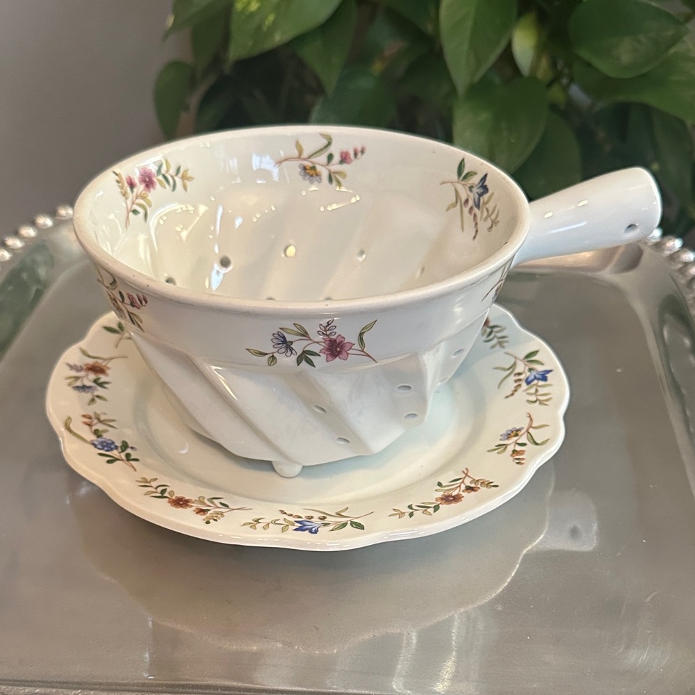 Frieda Collection Elegant Floral Ceramic colander and Plate Set NWOT
